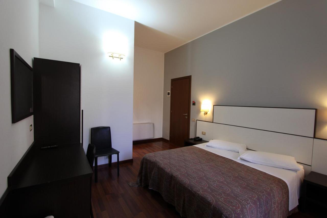 Lux Hotel Durante Milano Exteriör bild