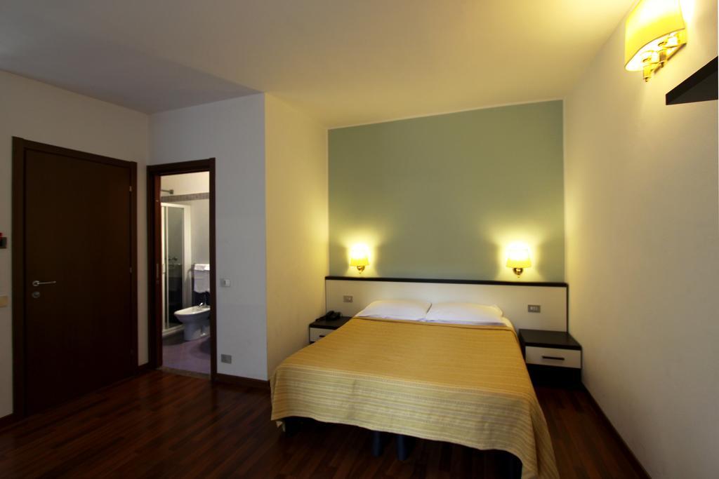 Lux Hotel Durante Milano Exteriör bild