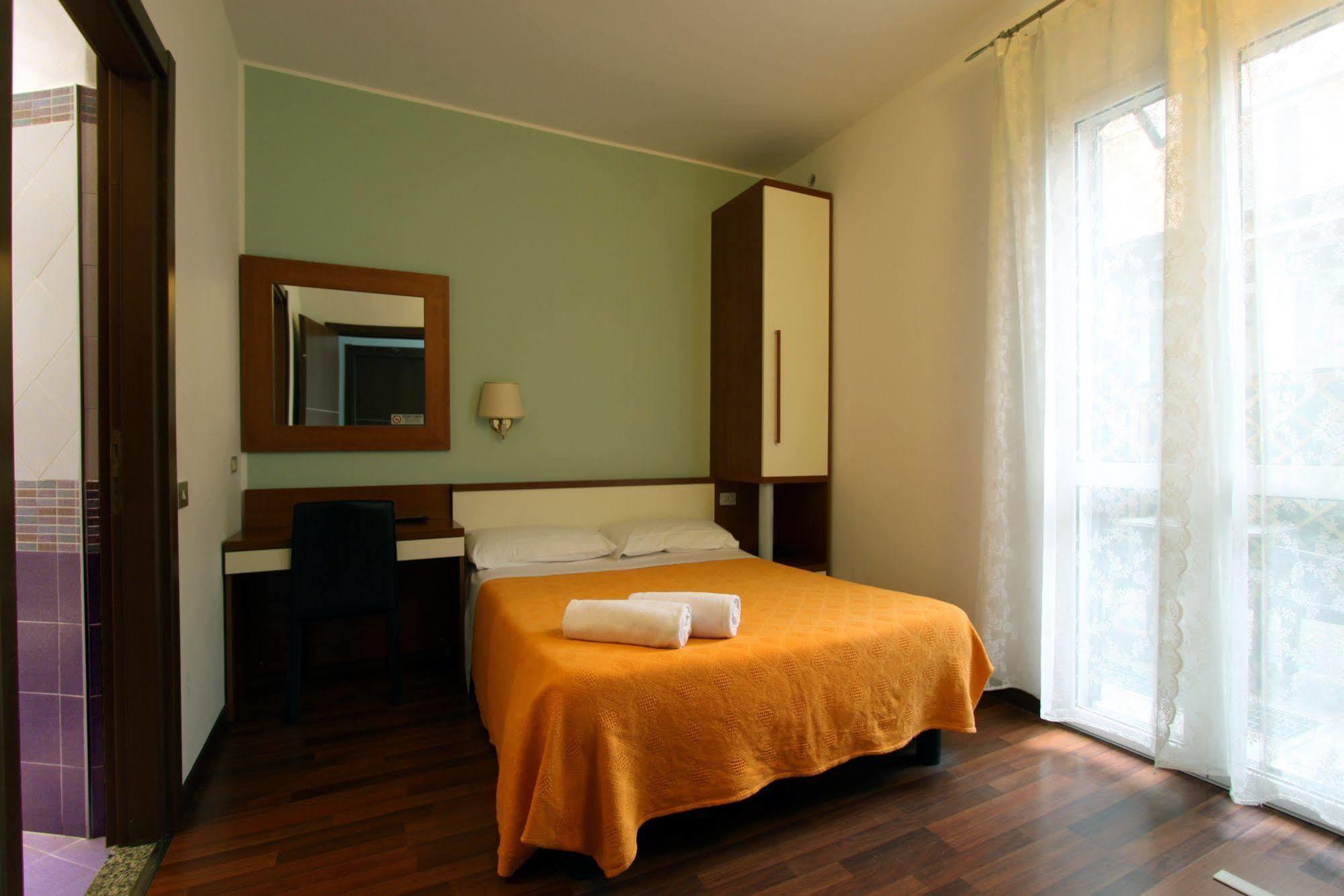 Lux Hotel Durante Milano Exteriör bild